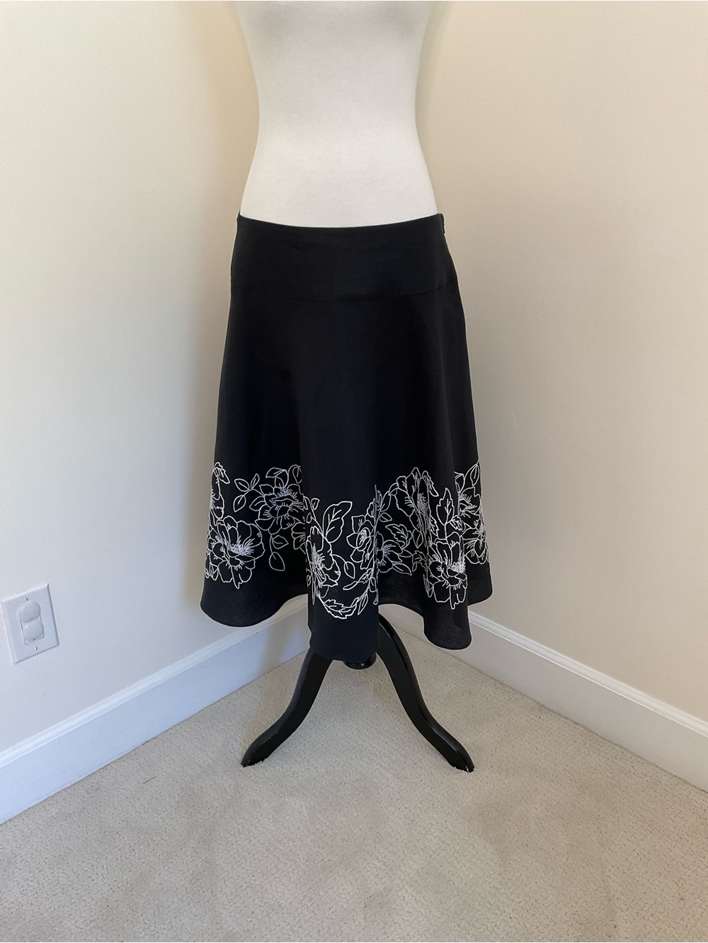 Jones New York Black Linen Skirt with White Floral Embroidery